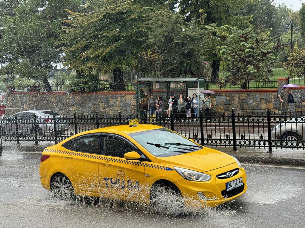 İstanbul’a sadece 5 dakika yetti! Meteoroloji uyarı üstüne uyarı yapmıştı 22